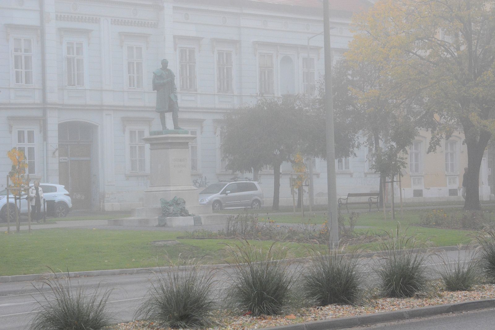 Ködös reggel a felújított Vörösmarty téren